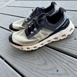 Women’s Oncloud Running shoes size 9.5